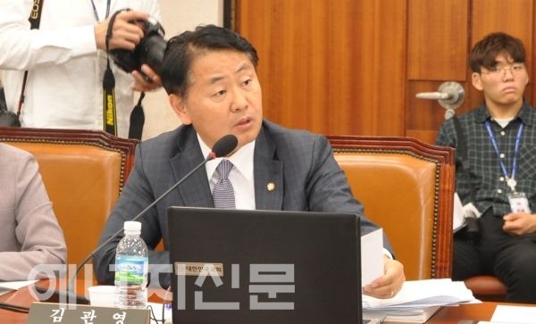 ▲ 김관영 바른미래당 의원이 질의하고 있다.