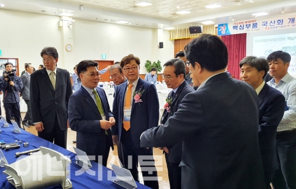 ▲ 박일준 동서발전 사장(왼쪽 세번째)이 국산화 개발 회사 관계자로부터 설명을 듣고 있다.