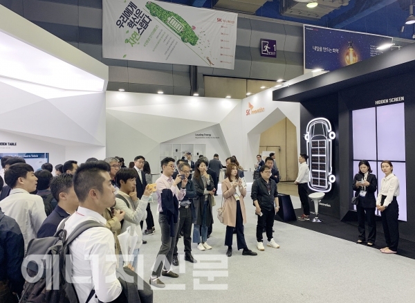 ▲ SK이노베이션이 18일까지 삼성동 코엑스에서 열리는 ‘인터배터리 2019’ 전시에 참가해, 미래 성장동력인 배터리 사업을 알린다.  관람객들이 SK이노베이션 부스를 살펴보고 있다.