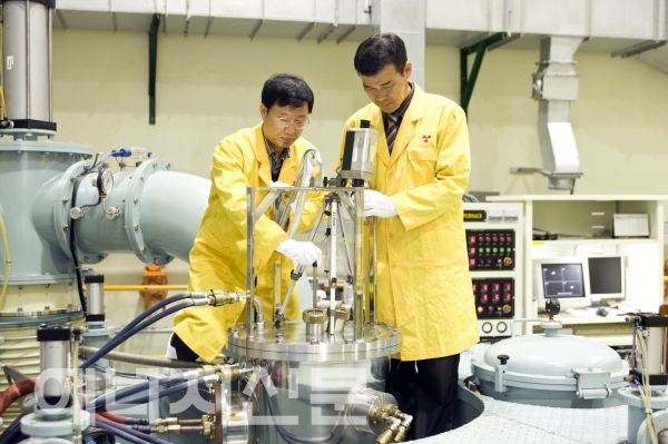 ▲ KAERI 연구원들이 전세계에서 유일하게 원심분무 U-Mo 핵연료 기술 개발에 매진하고 있다.