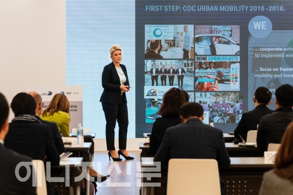 ▲ 컬스틴 미어발트(Kerstin Meerwaldt) 지능형 도시 수요 경영 매니저가 BMW그룹 다이얼로그 2019에서 도심모빌리티 계획을 설명하고 있다.