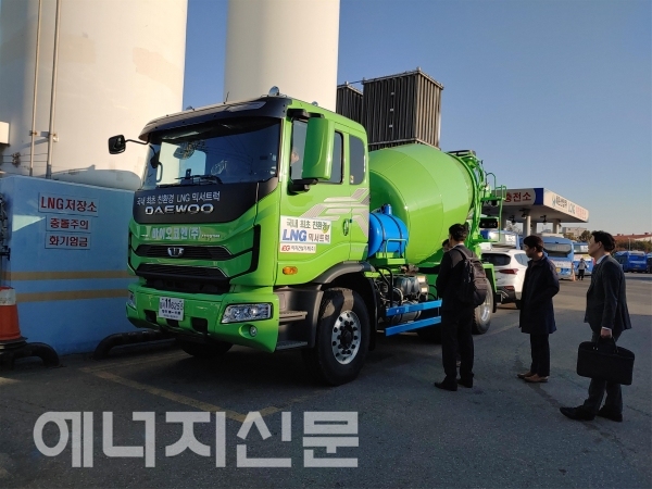 ▲ 국내 최초의 LNG 콘크리트믹서트럭이 시범운행에 들어갔다.