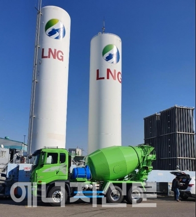 ▲ LNG 콘크리트믹서트럭은 건설기계 부문에서 국내 최초의 친환경 저공해차량이다.