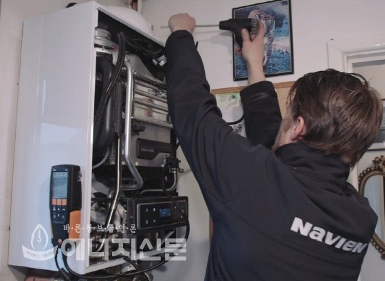 경동보일러 영국법인이 한국전에 참전한 영국용사의 집에 자사의 콘덴싱보일러를 설치하고 있다.