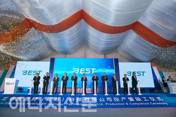 ▲ 김준 SK이노베이션 총괄사장(오른쪽에서 네번째)이 중국 장쑤성 창저우시에 첫 글로벌 배터리 셀 생산 공장 ‘BEST’ 준공을 축하하고 있다.