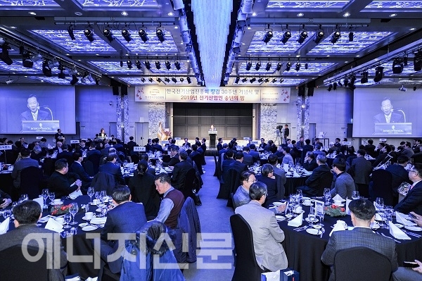 ▲ 6일 인터콘티넨탈 서울에서 전기산업진흥회 창립 30주년 기념식이 성황리에 열렸다.