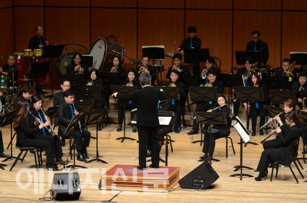 ▲ 린나이팝스 오케스트라가 19일 비영리단체 아트러브인천 주최 '심장병 어린이 돕기 자선음악회'를 열고 있다.
