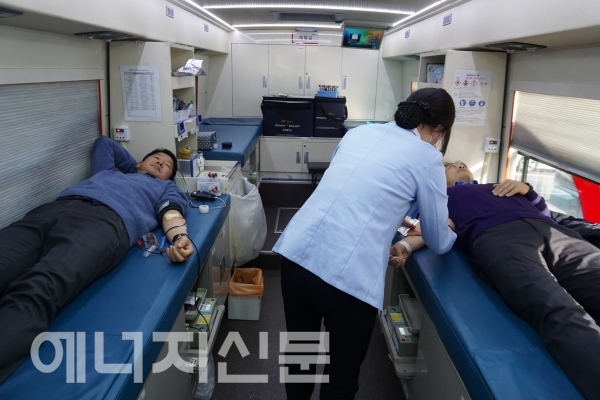 ▲ JB주식회사 임직원들이 17일 '사랑의 헌혈' 나눔 행사에 동참하고 있다.