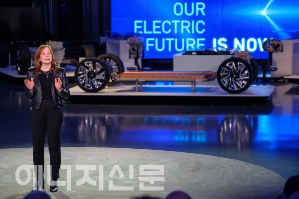 ▲ 메리 바라 GM 회장 겸 CEO가 차세대 전기차 플랫폼을 소개하고 글로벌 전기차 시장을 리드할 미래 전략을 발표하고 있다.