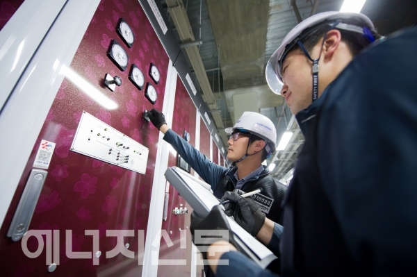 ▲ 전기안전공사 직원들이 전기시설을 점검하고 있다.