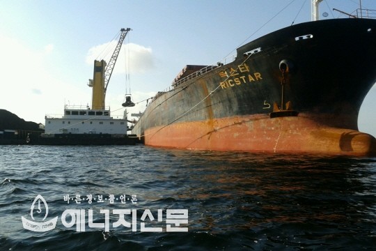 유연탄이 적재된 선박이 항구로 들어오고 있다.