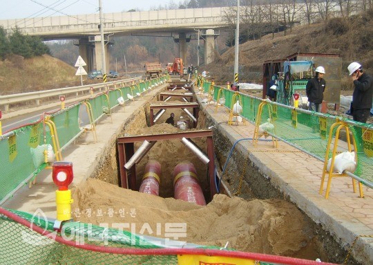 경북지역 천연가스 주배관 건설현장에서 배관 매설작업 등이 진행되고 있다.