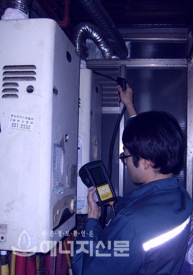 대륜E&S 직원이 노후 가스보일러를 대상으로 일산화탄소 농도를 측정하고 있다.