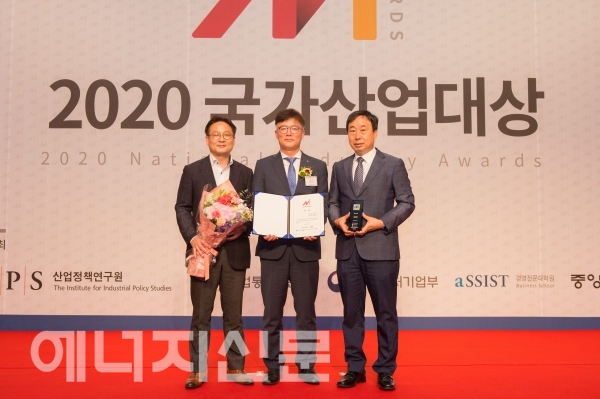 ▲ 한국가스공사가 '2020 국가산업대상'에서 동반성장 부문 대상을 수상했다. (가운데 김환용 가스공사 상생협력본부장)