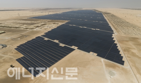 ▲ 현재까지 세계 최대 규모의 태양광 프로젝트인 '누르(빛) 아부다비'.