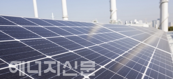 ▲ 서울에너지공사 본사 옥상에 설치된 태양광발전소. 청년벤처기업이 제안한 시민크라우드펀드사업으로 설치됐다.
