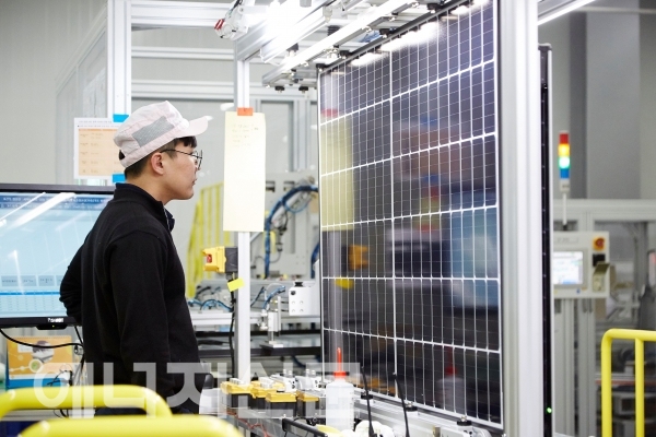 ▲ 한화큐셀 한국진천 공장 직원이 태양광 모듈 품질 검사를 진행하고 있다.