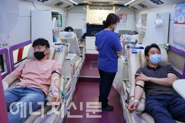 ▲ CNCITY에너지는 코로나19 장기화로 인한 혈액 부족 해소에 동참하고자 임직원들이 헌혈을 하고 있다.