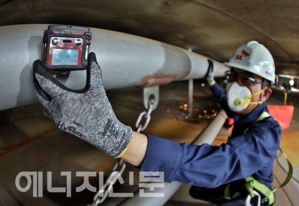 ▲ SK에너지 작업자가 정유공장 내 밀폐공간에 가스감지 센서를 설치하고 있다.