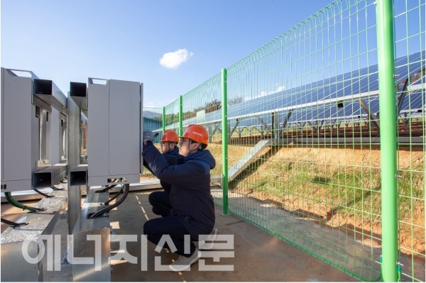 ▲ 해줌 직원들이 태양광발전소 전수검사를 진행하고 있다.