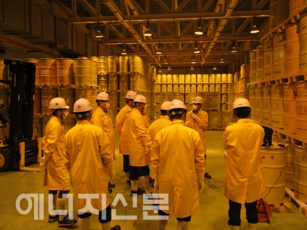 ▲ 한국원자력환경공단이 30일 한빛원전 방폐물 예비검사를 진행하고 있다.