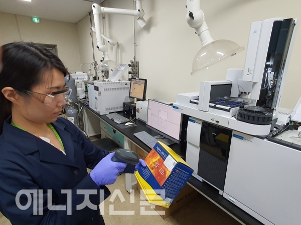 ▲ 한국석유관리원 시험원이 QR 스캐너로 시험장비를 스캔, 시스템에 등록하고 있다.