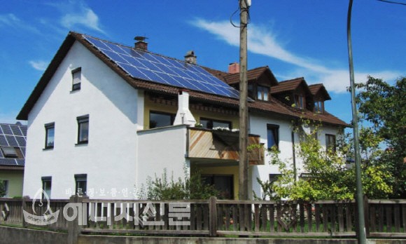 한화큐셀의 태양광 모듈이 설치된 주택 전경.