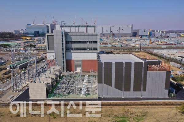 ▲ LS ELECTRIC이 MMC STATCOM 설치를 완료, 성공적으로 운영되고 있는 고덕변전소 전경. 변전소 뒤 건물은 삼성전자 반도체 공장이다.