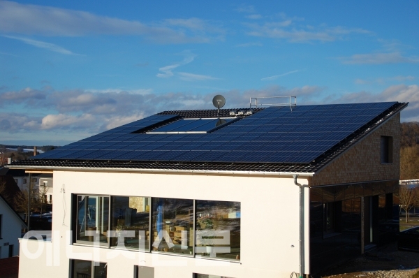 ▲ 한화큐셀 태양광 모듈이 설치된 독일 아우크스부르크(Augsburg)시 에너지자립주택 전경.