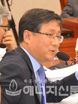 김성환 의원이 한전 AMI 사업과 관련, 김종갑 한전 사장에게 질의하고 있다.