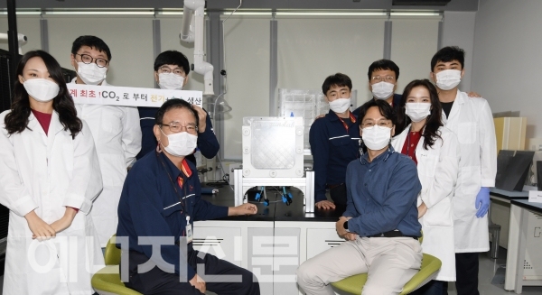 ▲ 김건태 UNIST 교수팀과 SK이노베이션 울산CLX 엔지니어들이 실증화 사업 협의 후 기념사진을 촬영하고 있다.