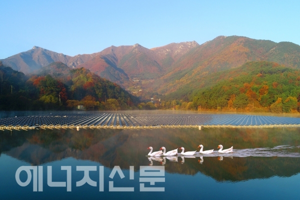 ▲ 제2회 아름다운 태양광 사진전 대상 수상작 '가을속으로'