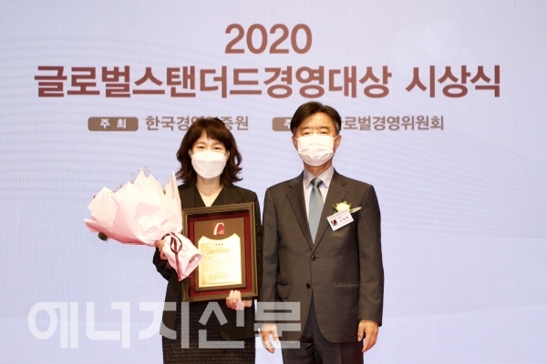 ▲ 회사를 대표해 지속가능경영대상을 수상한 김미경 한전KDN 실장(왼쪽).