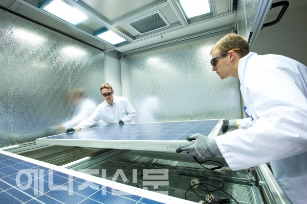 ▲ 한화큐셀 독일 기술혁신센터 연구원이 태양광 모듈 품질 테스트를 진행하고 있다.