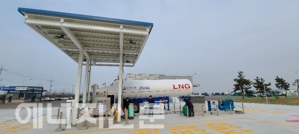▲ 실증사업에 착수한 이동식 액화천연가스(LNG) 자동차 충전소.