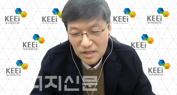 ▲ 본격적인 토론에 앞서 발제를 하고 있는 이유수 선임연구위원.