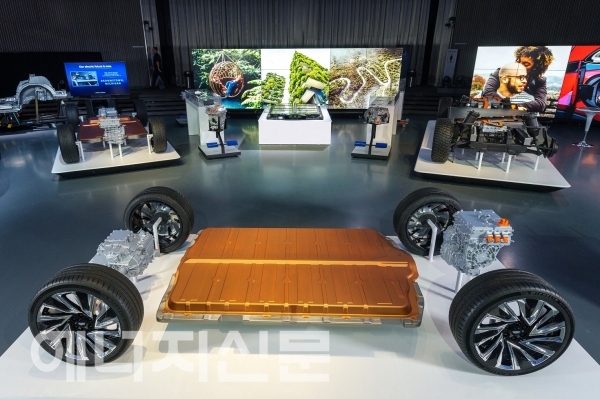 ▲ EV 위크 행사장에 전시된 GM의 신형 얼티엄 배터리와 차세대 전기차 플랫폼.