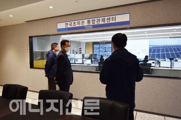 ▲ 통합관제센터에서 브리핑을 받고 있는 박지현 사장(가운데).
