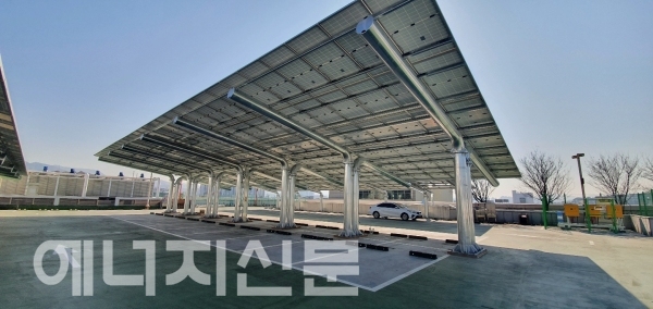 ▲ 유휴공간 옥상 주차장을 활용한 청주 홈플러스 246kW 태양광 발전소.