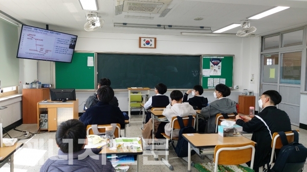 ▲ 한국석유관리원이 자인중학교 학생들에게 ZOOM 활용한 온라인 방식으로 진로 교육을 실시하고 있다.