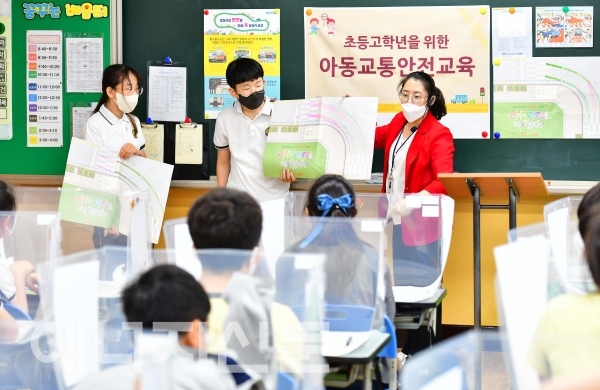 ▲ 지난 25일 서울시 금천구 시흥동 동광초등학교 학생들이 교통사고 예방 교육에 참여하고 있다.
