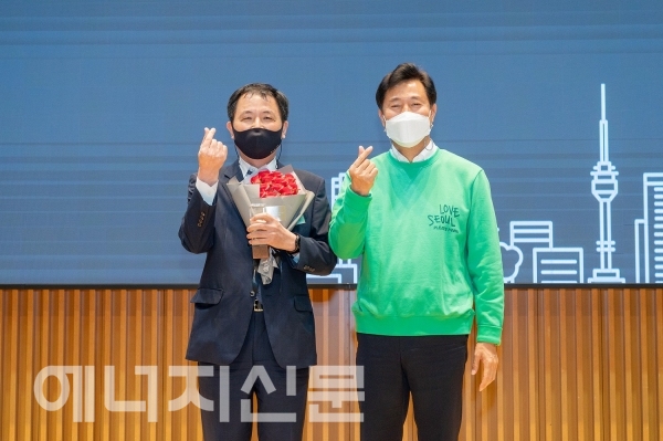 ▲ 김용섭 효성티앤씨 대표이사(왼쪽), 오세훈 서울시장이 ‘2021 서울특별시 환경상 대상’을 받고 기념촬영을 하고 있다.