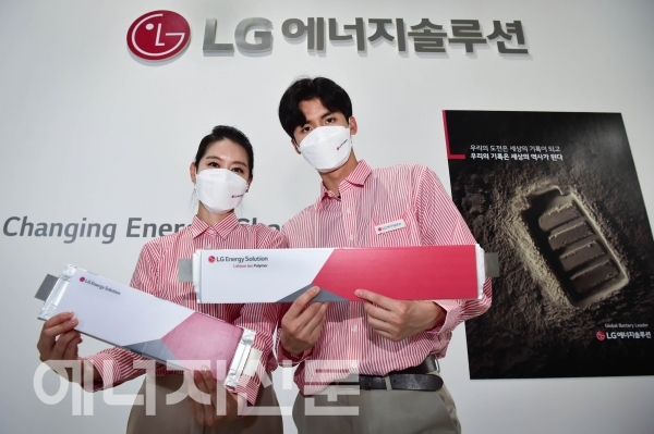 ▲ LG에너지솔루션 전시회 관계자들이 '인터배터리 2021'에서 파우치형 배터리인 롱셀(Long cell) 제품을 선보이고 있다.