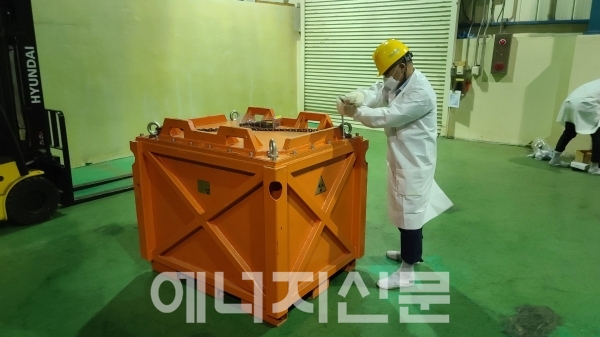 ▲ 공단 직원이 한국원자력의학원에 제공할 방사성동위원소 폐기물을 검사하고 있다.