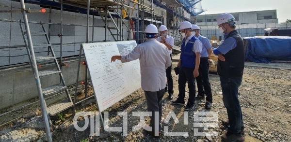 ▲ 박원석 원자력연구원장(왼쪽 두번째)이 원내 공사현장의 안전관리 상황을 점검하고 있다.