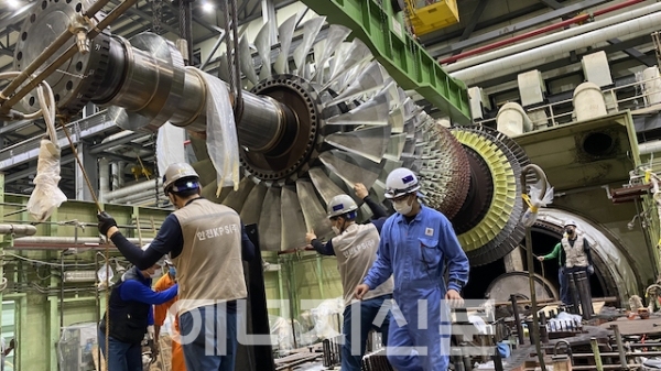 ▲ 일리한 복합화력발전소 직원들이 터빈을 점검하는 모습.
