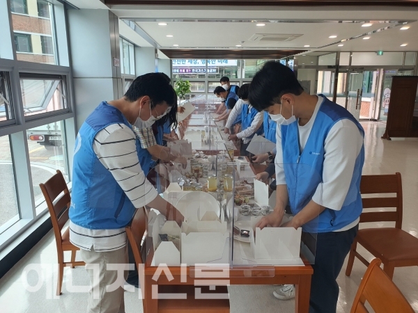 ▲ 한국가스기술공사 임직원들이 나눔행사에 사용될 간식을 정성스럽게 포장하고 있다.