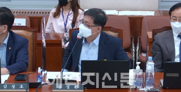 ▲ 김성환 의원이 문승욱 장관에게 질의하는 모습.
