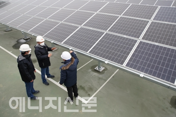 ▲ E1 관계자들이 인천 LPG 저장기지 내 설치된 태양광 패널을 살펴보고 있다.