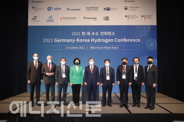 ▲ 미하엘 라이펜슈툴 주한독일대사관 대사(왼쪽 두번째)와 문재도 H2KOREA 회장(왼쪽 세번째) 등 한독 산·학·연 관계자들이 '2021 한-독 수소 컨퍼런스'를 개최하고, 기념촬영을 하고 있다.